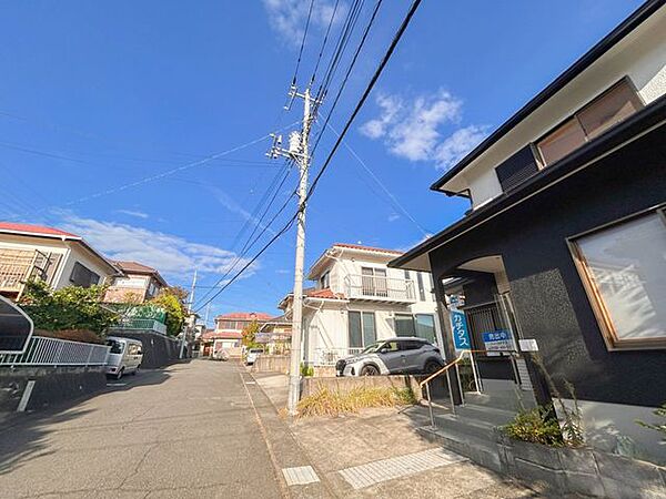 【接道】前面道路の幅員は約6mあります。交通量も多く、運転が苦手な方でもお車を出し入れしやすい道路です。