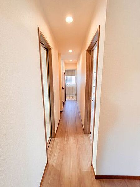 【リフォーム済み】1Fの廊下はクロスの張替・床の張替・照明交換を実施しました。