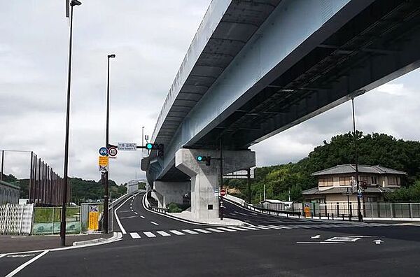 【インター】東名高速道路・新東名高速道路に繋がる伊豆箱根縦貫道大場函南インターまで約2.5ｋｍ。（車約4分）