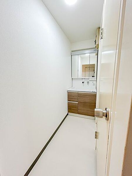 【洗面室】新品の洗面台に交換、床クッションフロア上張り、天井クロス張替、照明交換。