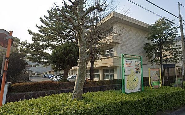 沼津市立金岡中学校まで約2.6キロ。徒歩約30分。 2600m