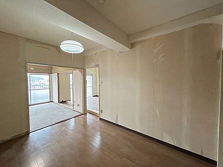 【リフォーム中洋室B約5.25帖】別角度からの写真になります。