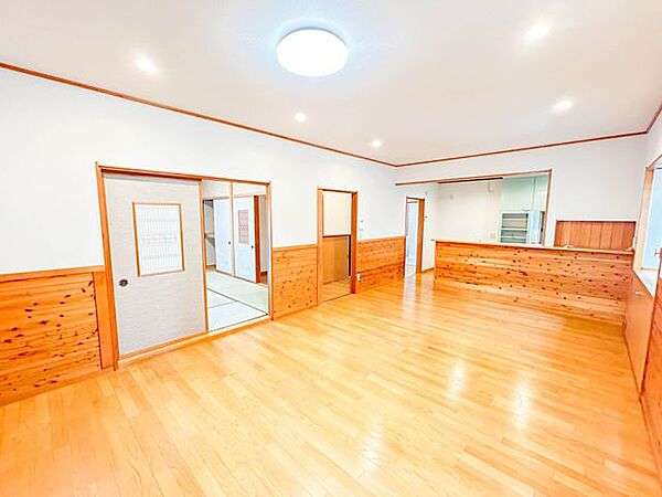 【リフォーム済 LDK18帖)】LDK18帖と隣接する和室8畳の襖を開くと、さらに開放的空間が生まれます。