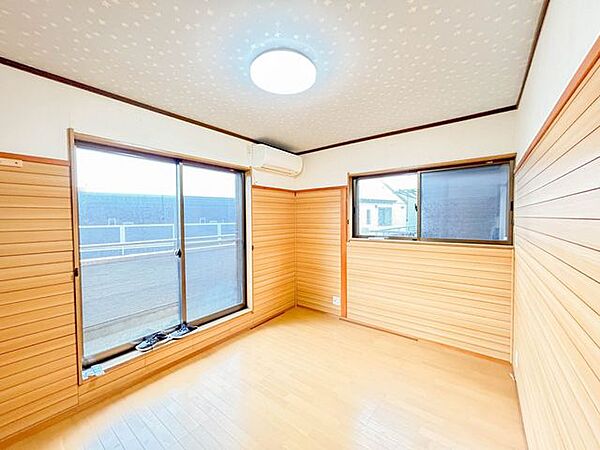 【2F洋室6帖】2階洋室6帖は収納とベランダが附設しています。試験勉強の合間にベランダへ出て一息、年頃のお子様のお部屋にお勧めします。