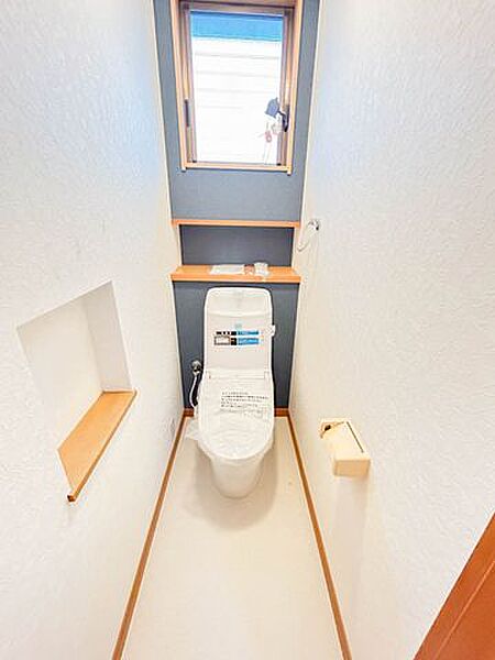 【リフォーム済 トイレ】1・2階のトイレは新しいシャワートイレに交換しました。併せてそのスペースも新しいクッションフロアーと壁クロスで清潔に仕上げています。
