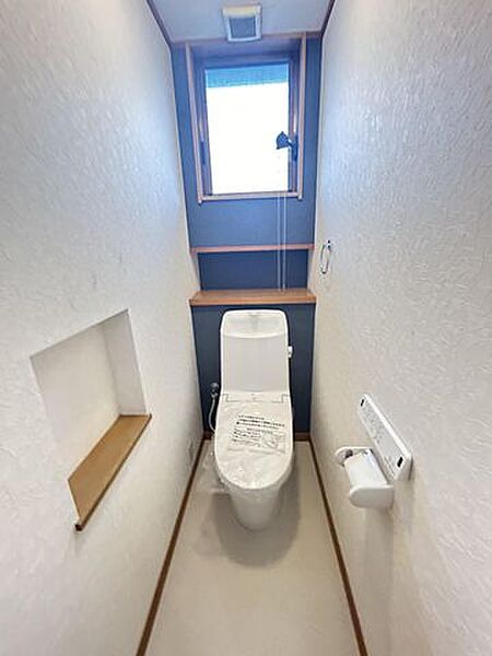 【リフォーム済】1.2階のトイレは新しいシャワートイレに新品交換しました。そのスペースも新しく清潔に仕上げ直しました。新しい城主にお引渡しするまでさらに磨きをかけお待ちしております。