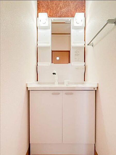【リフォーム済 洗面化粧台】2階のホールにも洗面化粧台を新設しています。2階のトイレとともに、慌ただしい毎朝には大助かりの必需品です。
