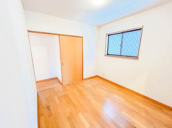 【納戸】1階には3帖ほどの納戸があります。人数の多いご家族にも十分対応し得るゆとりの収納スペースです。