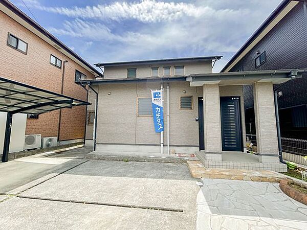 【リフォーム済】幅約6ｍの北側前面道路。並列で普通車2台と小型車1台の駐車スペース。（カーポート1台分）休日に愛車を洗う親子の姿が思い浮かびます。
