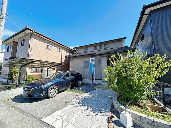 【リフォーム済 玄関】ドッシリ構えた玄関は、使い勝手良い引き違いドアを設けています。弊社にて調整・クリーニング・鍵交換を行っています。