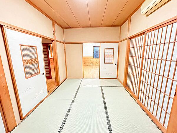 【リフォーム済 1F和室7.5帖】1階の和室は忙しない日常生活からしばし開放してくれる空間でしょうか。LDKと開放できる7.5畳の1階和室は畳・障子・襖を張替え、新鮮な香りが漂います。