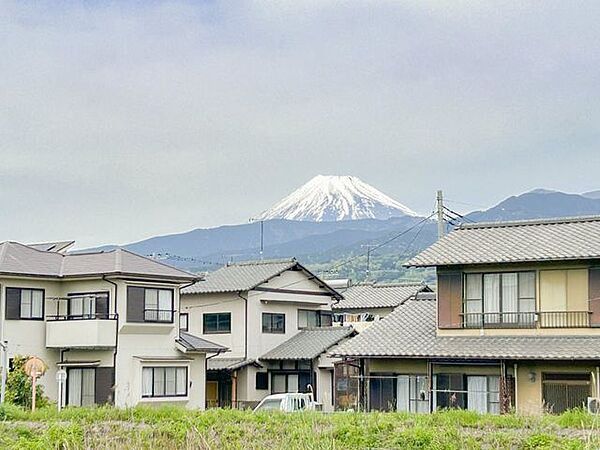 【眺望】晴れた朝、玄関を開けるとその姿が映ります。『今日も一日頑張って』と言わんばかりの富士のお顔。なんか良いことありそうで、ちょっと得した気分で1日のスタート切れそうですね。