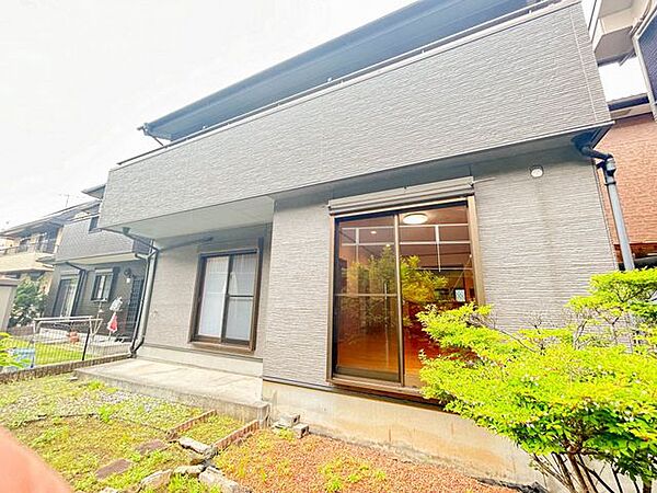 【南庭】お家の南側には程良い広さのお庭もあります。そこに面したバルコニーと掃出しサッシからは心地良い通風と採光をお家内部に送り届けます。