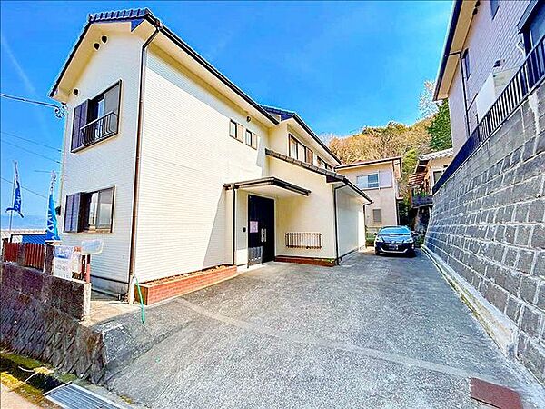清水町徳倉地区の閑静な住宅地に位置する住宅です。143.68m2の建物面積ですのでゆとりのある暮らしが送れます。