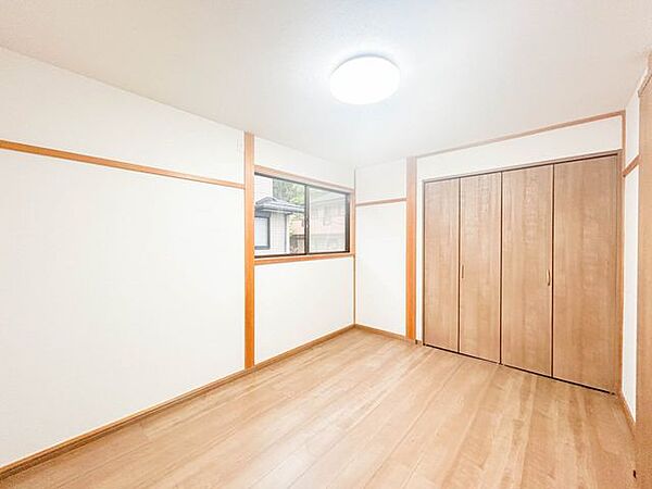 【リフォーム済み2階洋室】2階の和室は洋室に変更いたします。和の趣を残した洋室を作り出しました。