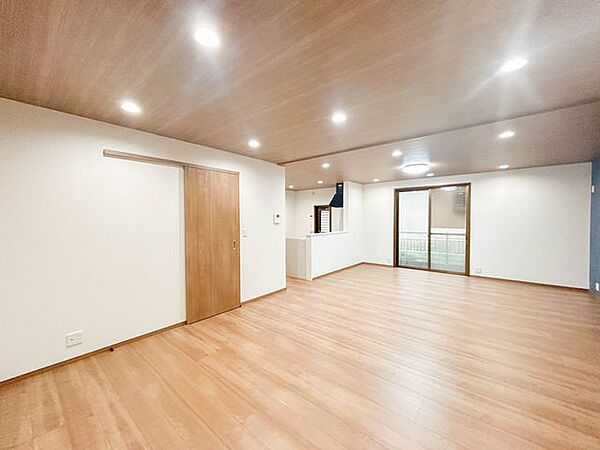 【リフォーム済1階和室】1階の和室はリビングの一部となりました。開放感のあるリビングを造るように心がけました。