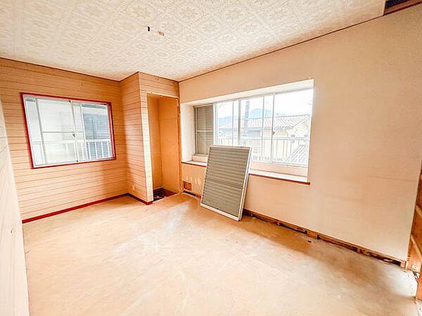 【2階洋室　南側　約7帖　リフォーム中】床フローリング上張り、壁天井クロス張替え、照明交換。