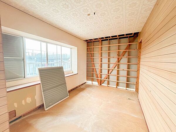 【2階洋室　南側　約7帖　リフォーム中】床フローリング上張り、壁天井クロス張替え、照明交換。