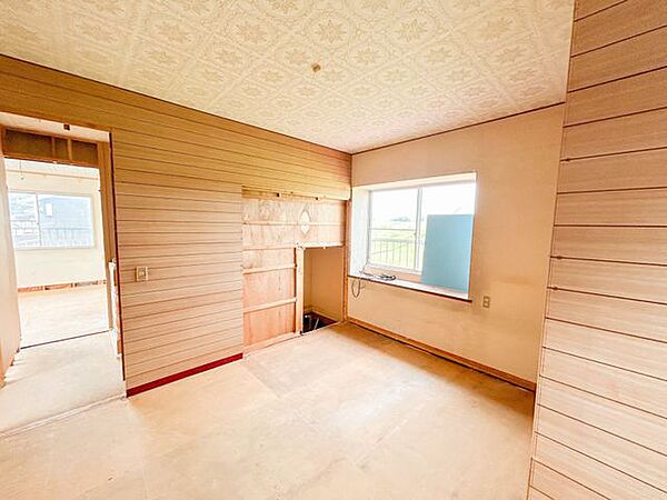 【2階洋室　東側　約7帖　リフォーム中】床フローリング上張り、壁天井クロス張替え、照明交換。