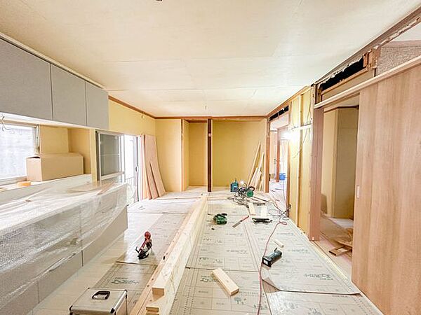 【リフォーム中　リビング】隣の和室とつなげて約12帖のLDKに変更予定。フローリング上張り、クロス張替、照明交換等。