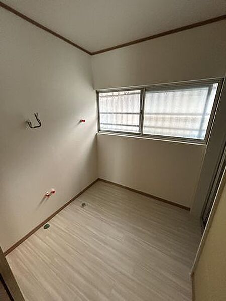 【リフォーム中　洗面室】クッションフロアの上張りが終わりましtあ。1坪の洗面室に拡張。新品洗面台取付予定。