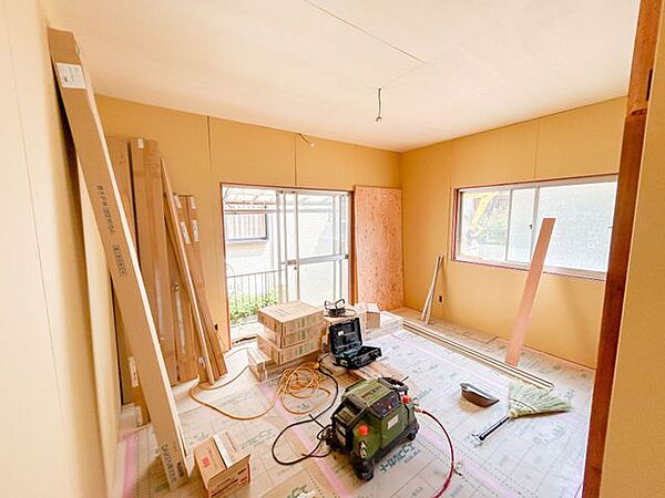 【リフォーム中　洋室南側】フローリング上張り、クロス張替、照明交換等。