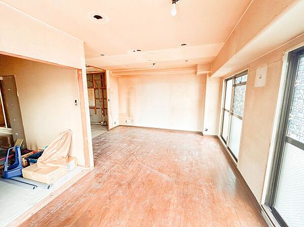 【リフォーム中 リビング】オウチの内部は只今解体作業中です。住戸全面に新しいフローリングと壁・天井クロスを新設、さらに新しい照明器具からスイッチ類まで新品交換で一新します。