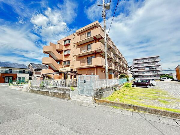【外観】リフォーム工事がスタート。2階の南西角住戸を全面的に一新します。価格には消費税を含みます。自社物件につき随時ご案内可能。内覧希望の方はお電話ください。