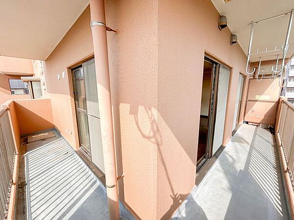 【ベランダ】南西側角住戸の特典といえる南側と西側に連なるベランダ。オウチの中へ明るい採光と通風の恵みをもたらします。