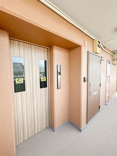 【共用部分】毎日お世話になる設備が清潔なのはうれしいですね。エレベーター含め、共用部分は改修済みのため、綺麗で安心感があります。