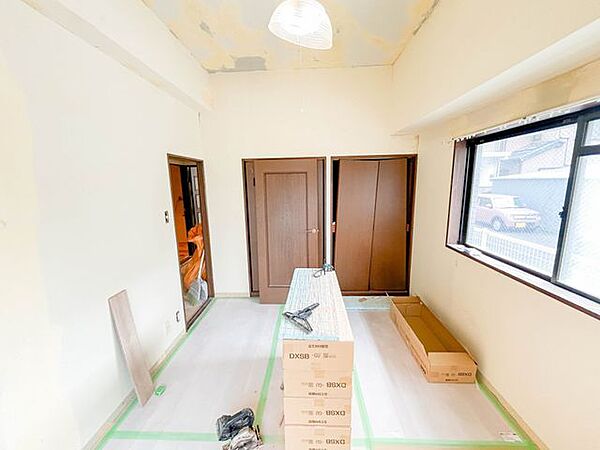 【リフォーム中　洋室　約5.9帖】解体工事が始まり、フローリング上張りが終わりました。フローリング上張り、クロス張替、照明交換、建具調整等。