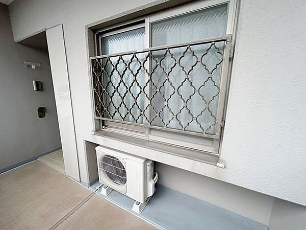 【外観】南西洋室の外側に室外機を置くスペースがあります