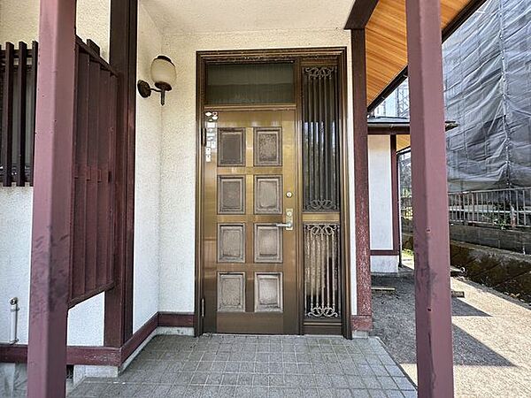 【玄関】鍵交換とクリーニングを行います。