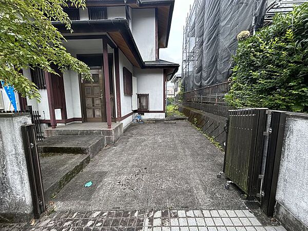 【駐車スペース】　前面道路も広いためお車の出し入れがスムーズです。