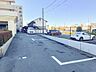キッチン：【来客用駐車場】敷地内には来客用駐車場を設備。ご家族やご友人が車で遊びに来られる際にも、便利な共用設備です。