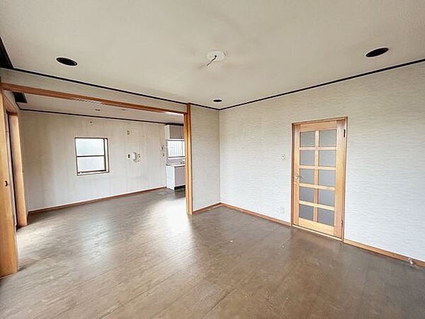 【現況LDK】約18.5帖のLDKとなっております。南東側に窓がございますので、明るいLDKになります。