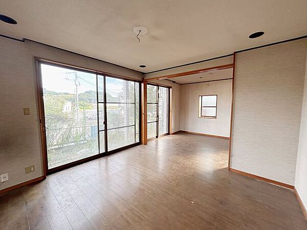 【現況LDK】別角度からのＬＤＫの写真になります。