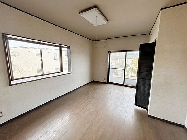 【現況2Ｆ洋室約8.5帖】南側に位置しているため日当たりが良くなっております。また、収納も備えられているので荷物が多い方でも安心して過ごせます。