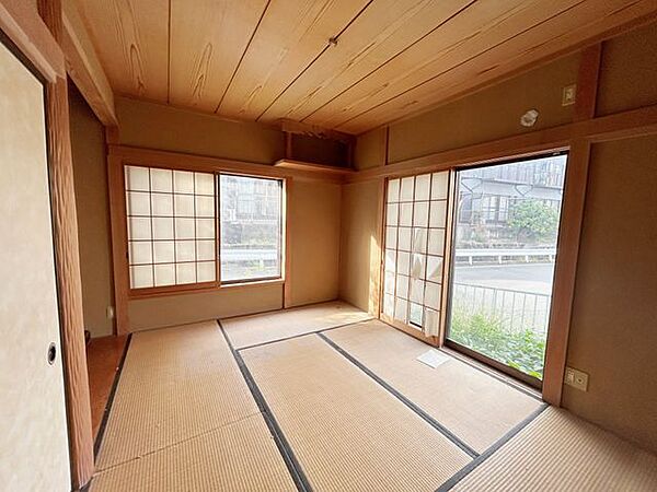 【現況1Ｆ和室6帖】別角度からの写真になります。