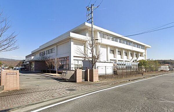 三島市立錦田小学校まで徒歩8分。 610m