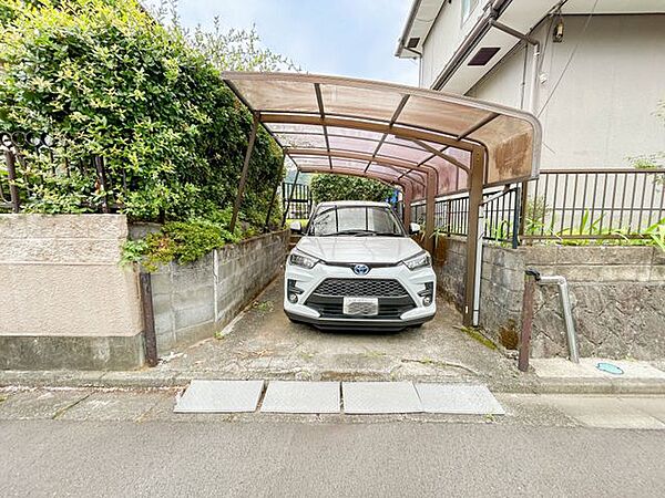 【駐車場　拡張前】こちらのカーポートは撤去する予定です。また並列2台に駐車場を拡張予定です。