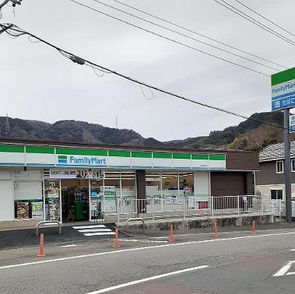 【コンビニ】ファミリーマート函南畑毛店まで約550ｍ。(車で2分)　徒歩7分。 530m