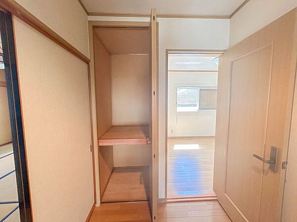 【収納】2階ホール部分にも収納がございます。収納が多いのも魅力ポイントです。