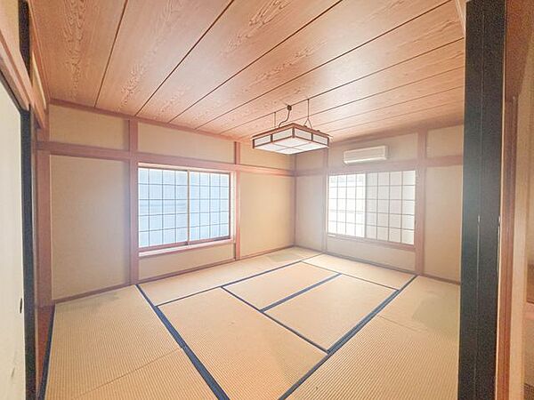 【2階10帖和室】2階の和室は非常に状態がよく、イグサのにおいが感じられます。