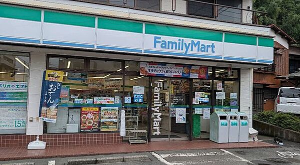 ファミリーマート中島水産上多賀店 徒歩8分。 580m