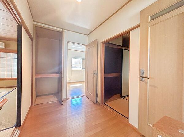 【2階ホール】2階部分のホールになります。2階にトイレもついております。