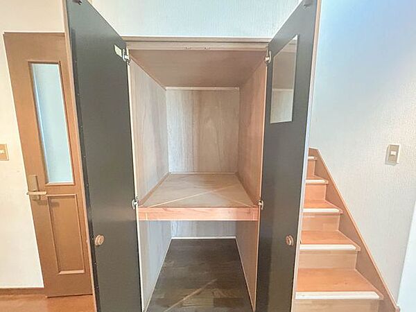 【階段下収納】各居室の収納に加え階段下にも収納がございます。