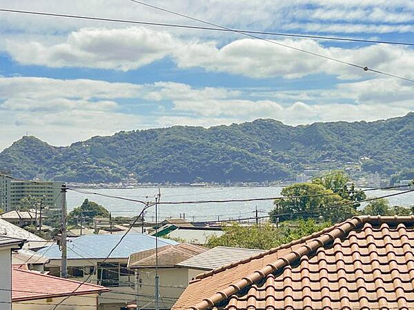 【眺望】2階のお部屋からは海を臨むことが出来ます。気持ちの良い風と共にゆったりとした時間の感覚を覚えます。