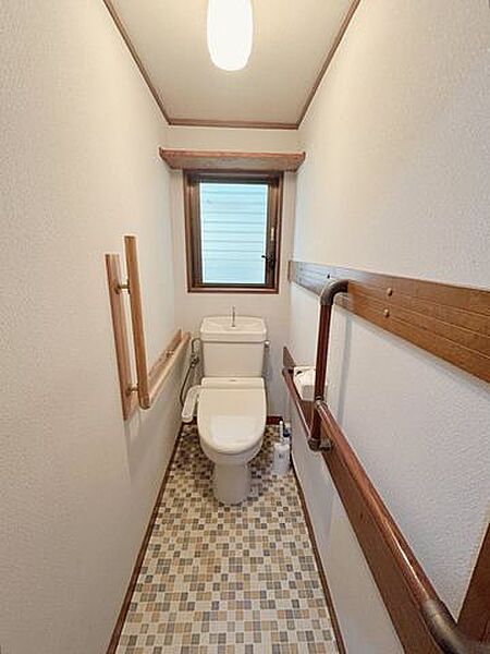 【RF前1Fトイレ】トイレは新品に交換いたします。また、床とクロスの張替えも行います。