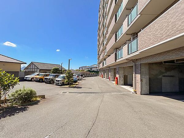 【駐車場・敷地スペース】ゆとりのある敷地内のスペースが魅力の1つだと感じます。